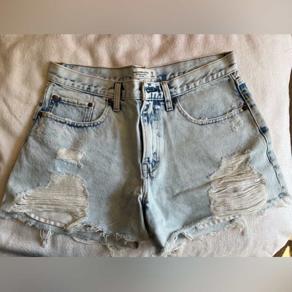 ✨NWT Abercrombie Women’s The Boyfriend Short Mid rise ✨